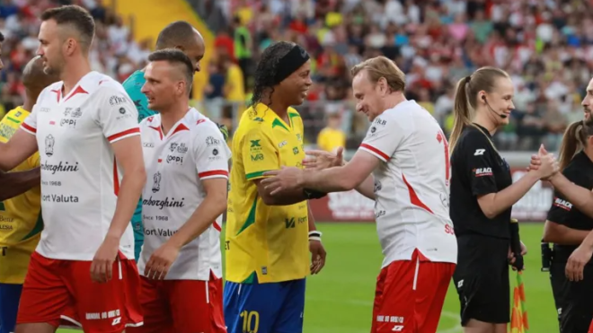 رونالدينيو يثير غضب الجماهير بتصرفات غريبة في مباراة استعراضية