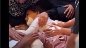 فيديو مؤثر.. طفلة فلسطينية جريحة ترفض فراق والدها الشهيد