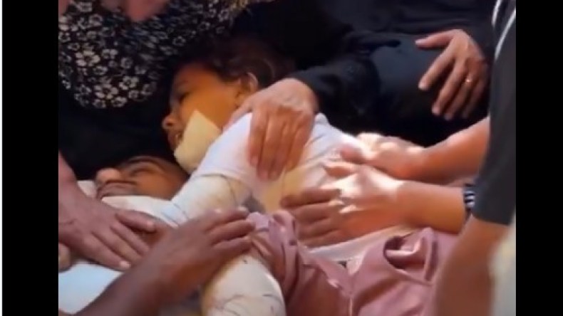 فيديو مؤثر.. طفلة فلسطينية جريحة ترفض فراق والدها الشهيد