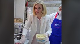 لماذا زارت وزيرة خارجية النمسا مطعم “كشري” بمصر؟