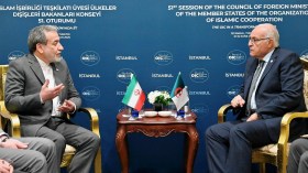 عطاف يبحث مع  وزير الخارجية الإيراني تطورات العدوان على إيران