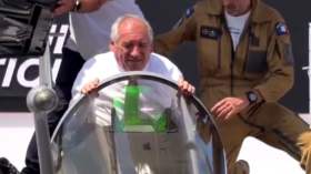 الوزير الأول الفرنسي فرانسوا بايرو يعلق داخل مقصورة طائرة (فيديو)