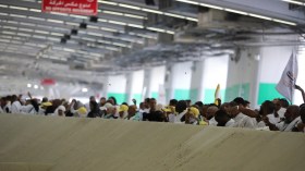 حجاج بيت الله يرمون الجمرات في أول أيام التشريق