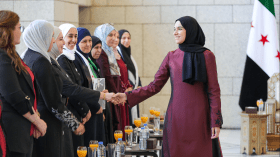 ظهور جديد لزوجة الشرع لطيفة الدروبي يُثير الإعجاب