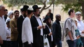 سيدة أمريكية تخاطب الصهاينة: “أنتم حثالة الأرض”