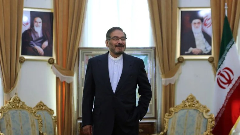 نجا من محاولة اغتيال.. شمخاني للمرشد الإيراني: أنا حي وسننتصر