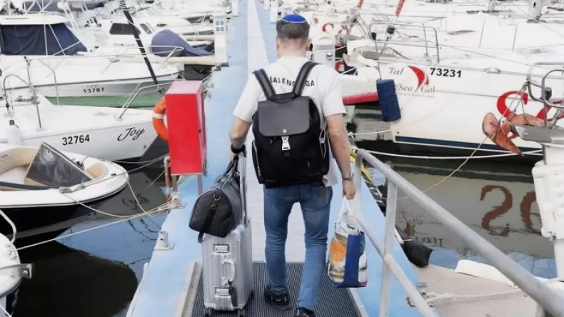 بالفيديو.. النيران تلتهم يختا كان يستعد لنقل الصهاينة