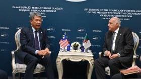 عطاف يبحث مع نظيره الماليزي تعزيز العلاقات