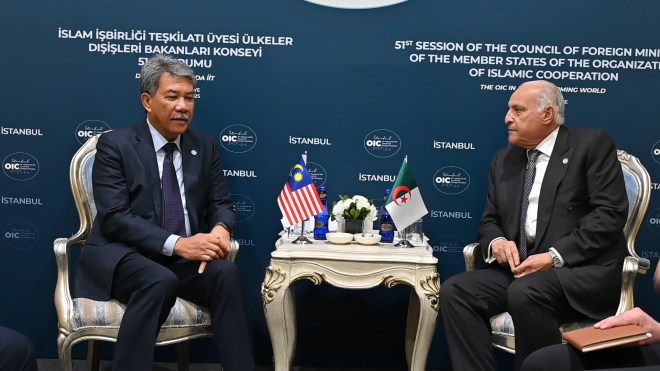 عطاف يبحث مع نظيره الماليزي تعزيز العلاقات