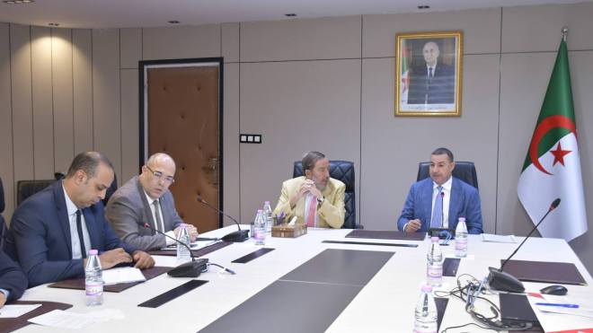 وزير النقل يبحث مع السفير الإسباني استكمال مشروع تطوير المجال الجوي