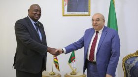 الجزائر تبحث تصدير منتجاتها الصيدلانية إلى زيمبابوي