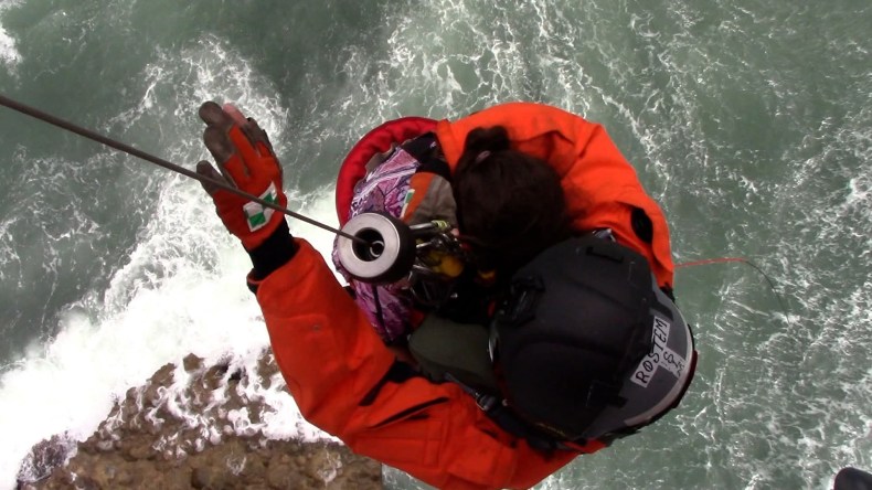 بالصور.. إنقاذ رجل وابنتيه علقوا على صخرة بحرية بتيبازة