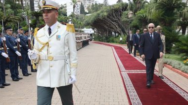 Cérémonie de remise de grades et de médailles: Le président de la République arrive au Palais du peuple