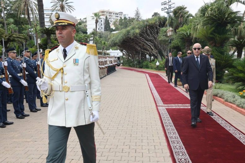 Cérémonie de remise de grades et de médailles: Le président de la République arrive au Palais du peuple