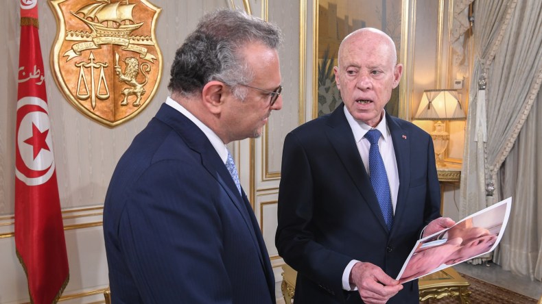 الرئيس التونسي يعرض جرائم الاحتلال أمام أعين كبير مستشاري ترامب (فيديو)