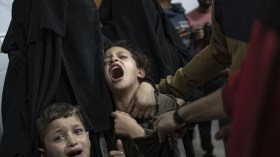 بالفيديو: طفل يتوسل من أمه الشهيدة أن تسامحه