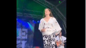 فنانة بريطانية تتحدى الشرطة بإطلالة غير متوقعة!