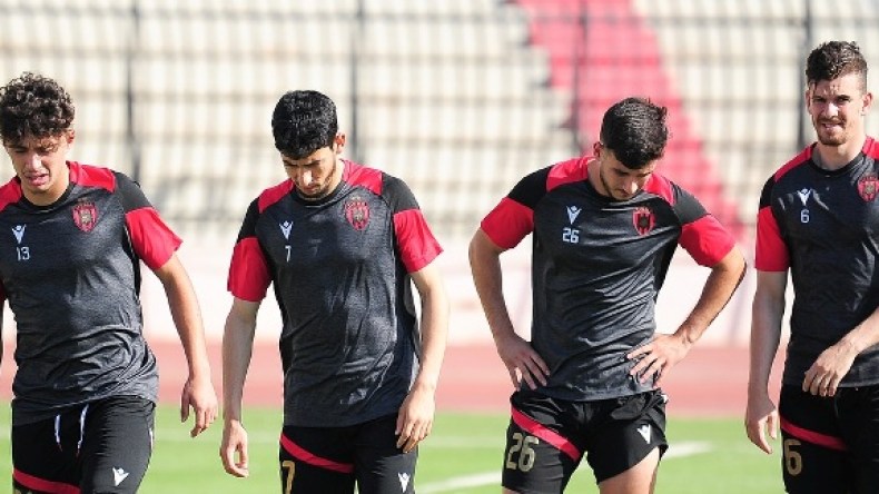 إدارة “سوسطارة”: صفحات في مواقع التواصل تُسِيءُ إلى النادي