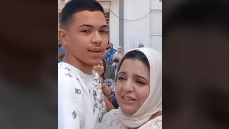 فيديو مؤثر لأم جزائرية تبكي فرحا.. ما القصة؟