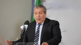 رحيل الإعلامي القدير علي ذراع.. وداعًا لصوت المهنية والالتزام