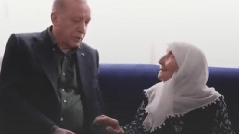 مسنة تركية تقدم آخر مدخراتها لأردوغان.. ما القصة؟