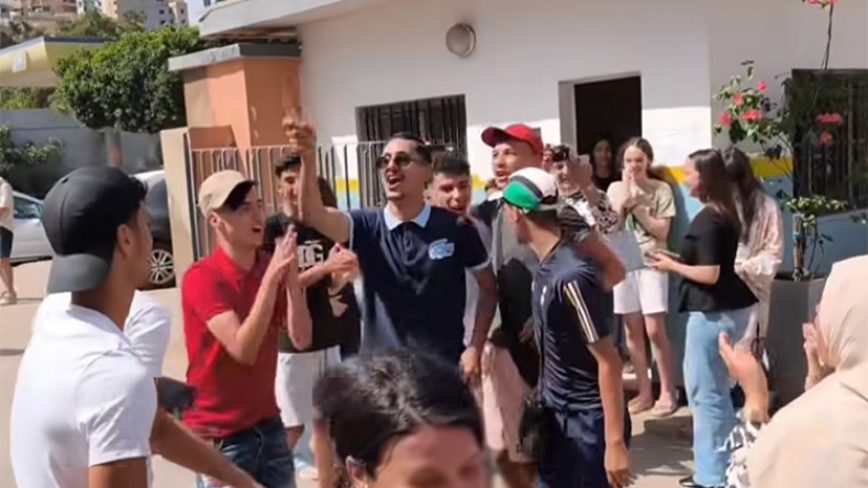 ناجحون يتحدون حرارة الجو ويصنعون مواكب احتفال بالبكالوريا