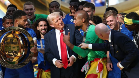 بِالفيديو: لاعبو تشيلسي طالبوا الرئيس ترامب بِالابتعاد عنهم!