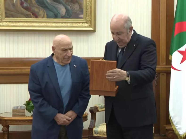 Le président de la République reçoit l’immense moudjahid, écrivain et romancier Rachid Boudjedra