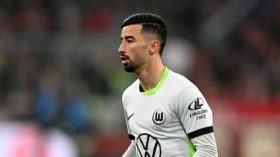 عمورة يرتدي أحذية “أديداس”