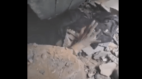 بالفيديو: امرأة غزية تمدّ يدها تحت الأنقاض لطلب النجدة
