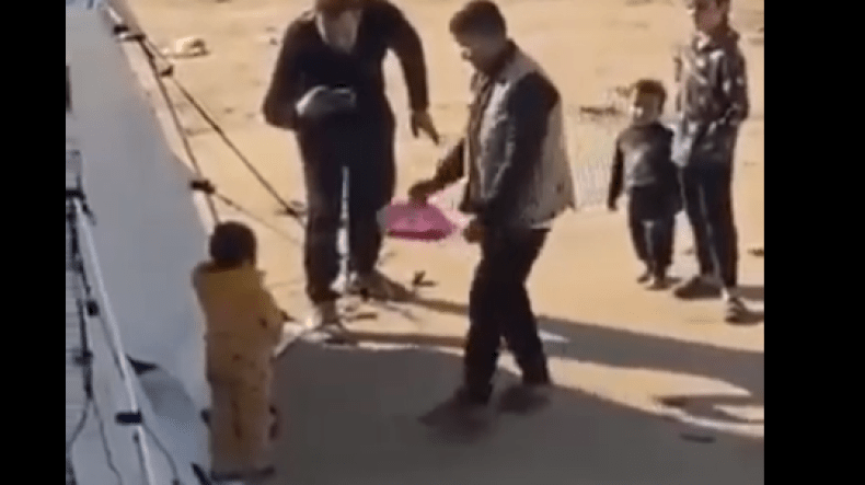 فيديو يثير السخط.. لن تصدق ما فعله موظف إغاثة بطفلة غزاوية!