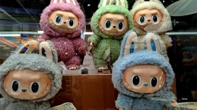 دمية غريبة تغزو منصات التواصل وتثير الجدل في بيوت الجزائريين!