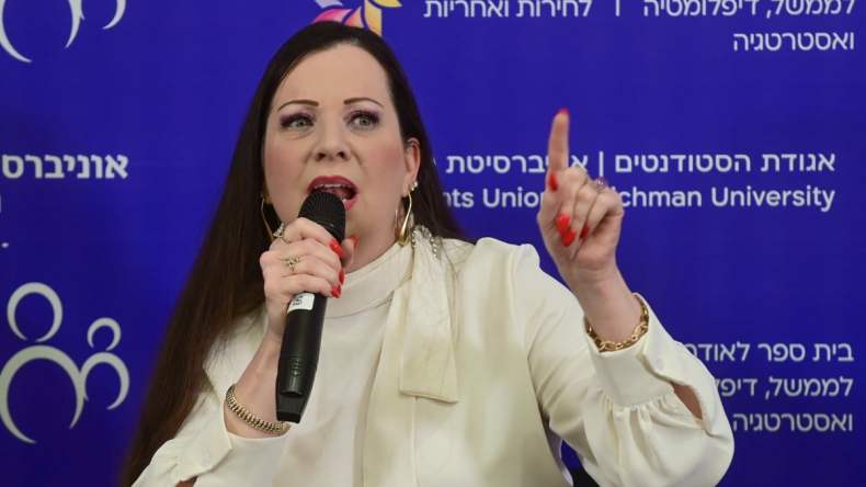 شاهد.. كيف حرّضت “حمّالة الحطب الصهيونية” على سكان غزة!