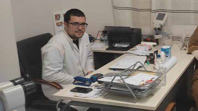 طبيب عيون يجري فحوصات مجانية للمرضى