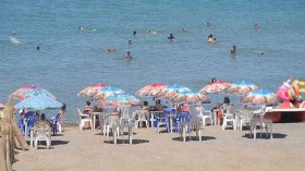 التجاوزات بالشواطئ تنفر العائلات