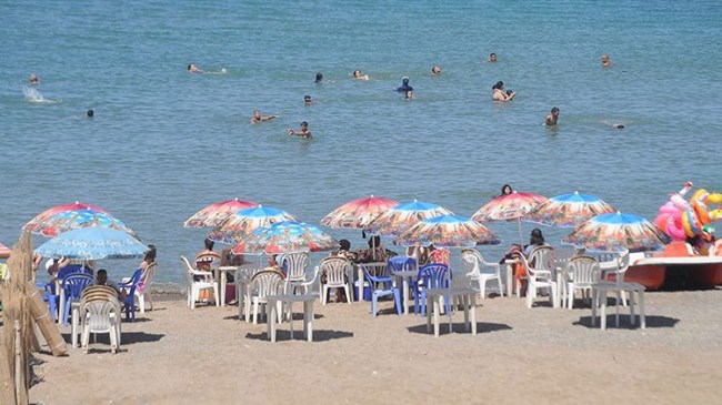 أطباء يحذرون من السباحة في الشواطئ خلال ذروة موجة الحر الشديد