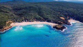 كنز سياحي فريد.. شواطئ لا يصلها الزوار إلا عبر الزوارق