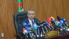 تخفيض الحجم الساعي لكل الأساتذة وتخفيف البرامج المدرسية