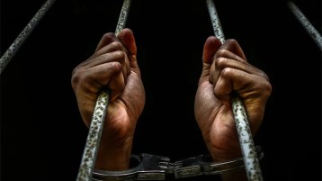 أسرى التاريخ والأوهام!