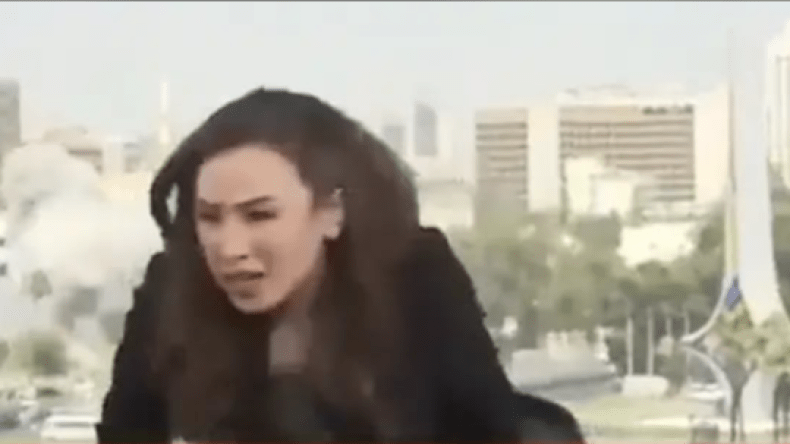 بالفيديو: مذيعة سورية تغادر البث المباشر بعد سماع انفجارات