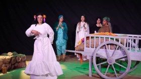 مسرحية “خمس نساء وعربة”.. قراءة نفسية للمرأة في مختلف الأعمار