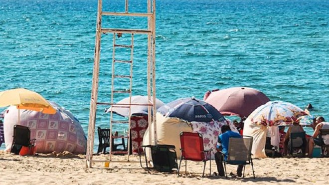 موسم الاصطياف.. خدمات متواضعة وسلوكات تنفر العائلات