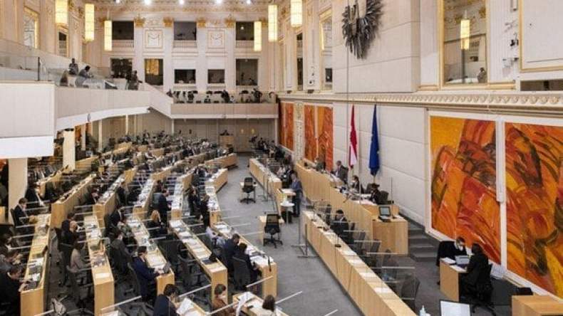 يهودية مؤيدة لغزة تخاطب البرلمان النمساوي: ما هذا النفاق؟!