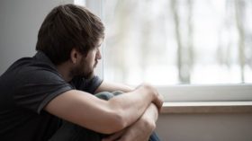 هل يجب على الشخص الانطوائي زيارة طبيب نفسي؟