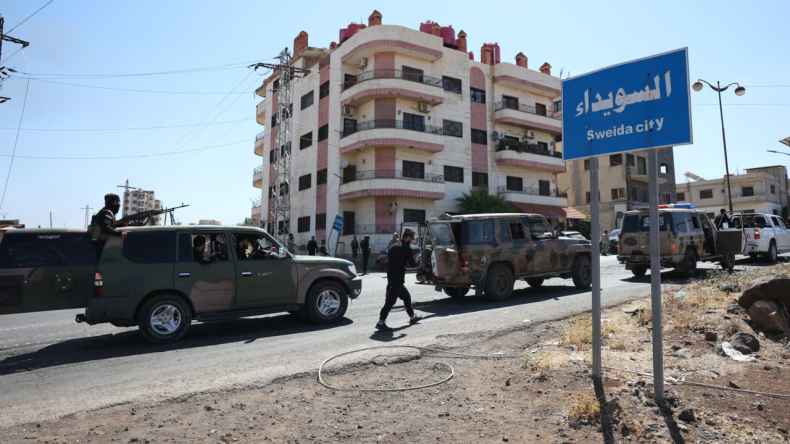 اشتباكات دامية بين الدروز والبدو في السويداء.. والجيش السوري يستعد للتدخل