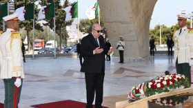 الرئيس تبون يترحم على أرواح الشهداء بمقام الشهيد