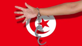 جريمة مروعة.. تونسي يقتلع عيني زوجته “قربانا” لكنز مزعوم