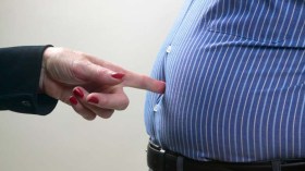 هل تنجذب النساء فعلاً إلى الرجال أصحاب البطون المنتفخة؟