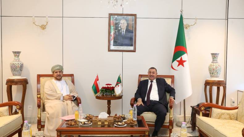 سعيود يبحث مع سفير عُمان التعاون في مجال النقل