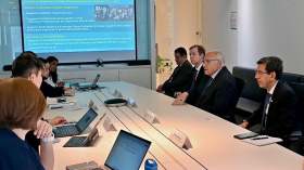 عطاف يزور المركز السنغافوري للمدن القابلة للعيش